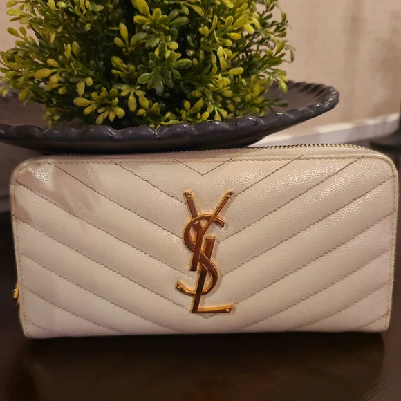 π€β€οΈβπ₯πAuthentic pre-owned Yves Saint Laurent Chevron zip around wallet! π€π - Picture 2 of 9
